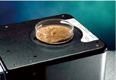 对于粉末、颗粒、浆状或液体等样品，需要将它们盛放于石英器皿中进行检测