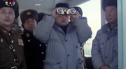 朝鲜接班人金正恩倒着拿望远镜出洋相